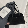 Minimalistische schwarze Damen-Handtasche mit Nietenverzierung und mattem Finish - Schwarz