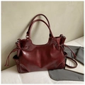 Dettaglio della borsa tote in pelle cerata bordeaux con coulisse e finiture argentate - Borgogna
