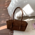 Vue détaillée de la texture du sac cabas en daim marron foncé au design vintage épuré - Marron