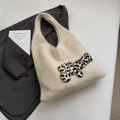 Crème gebreide canvas tas met luipaardprint letterpatch en breed handvat - Enjoy Letter (1106210) / Broken Wit