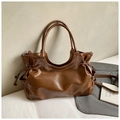 Dettaglio macro della borsa tote in pelle cerata marrone scuro con coulisse alla moda - Marrone