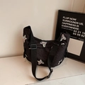 Borsa a mezzaluna nera trapuntata con ricamo a farfalla colorata e tracolla larga - Nero