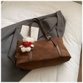 Detalle del bolso tote de ante marrón oscuro con un lindo colgante de oso de peluche - Café Con Colgante