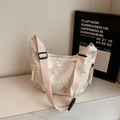 Borsa a tracolla bianca con ricamo a farfalla, texture plissettata e ampia tracolla in tela - Bianco Sporco