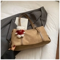 Detalle de bolso tote vintage de ante marrón con un lindo colgante de oso de peluche - Caqui Con Colgante
