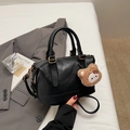 Elegante bolso Boston negro de cuero sintético con herrajes dorados y un dije de oso pardo - Negro (con colgante)