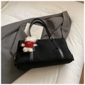 Detalle del bolso tote de ante negro con un adorable colgante de osito de peluche blanco - Negro Con Colgante