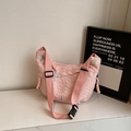 Borsa a mezzaluna rosa trapuntata con ricamo a farfalla e tracolla larga in nylon - Rosa