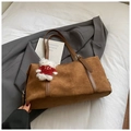 Detalle del bolso tote de ante marrón con correa de cuero y amuleto de oso blanco - Marrón con Colgante