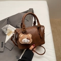 Bolso Boston vintage marrón con colgante de oso, asa superior y correa de bandolera - Marrón (Con Colgante)