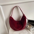 Detail van de bordeaux hobo-tas van imitatiebont met zachte textuur en leren riem - Bordeauxrood