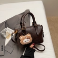 Bolso Boston retro de cuero PU marrón oscuro con colgante de peluche y metal oro - Café (con Colgante)