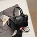 Bolso Boston retro de piel sintética negra con herrajes dorados y asas superiores - Negro