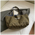 Lässiger großer Shopper aus Canvas mit Leopardenmuster und blauem Innenfutter - Khaki