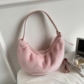 Detail van roze pluche halvemaantas met PU-riem en stijlvolle lifestyle decoratie - Roze