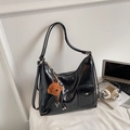 Détail du sac Hobo en cuir PU noir brillant avec un pendentif d'ours en peluche - Noir (avec pendentif)