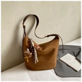 Detailansicht der braunen Wildledertasche mit Bärenanhänger und Sternverzierung - Braun mit Anhänger