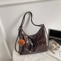 Détail d'un grand sac cabas marron foncé brillant avec breloque chiot en peluche - Café (avec Pendentif)