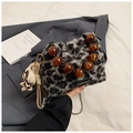 Pluche handtas met luipaardprint met amberkleurig kralenhandvat en metalen ketting - Zwarte Luipaard