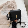 Vintage Umhängetasche für Damen in Schwarz mit Goldschließe und kleinem Hundeanhänger - Groß / Schwarz