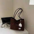 Bolso tote marrón de ante sintético con asas trenzadas y un colgante de nube suave - Marrón