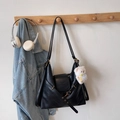 Detail van zwarte hobo schoudertas van mat leer met pluche beer hanger decoratie - Zwart Met Hanger