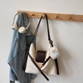 Detail van tweekleurige draagtas met pluchen beer-hanger en hoogwaardig kunstleer - Off-white Met Hanger