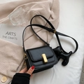 Petit sac bandoulière noir en cuir avec boucle dorée et breloque chien mignonne - Petit / Noir