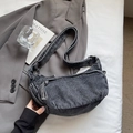 Dettaglio della borsa tote in denim grigio scuro con zip e tracolla larga - Nero