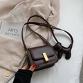 Sac à bandoulière rétro en cuir mat marron foncé avec fermoir doré et breloque - Petit / Café