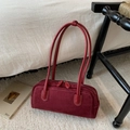 Detail der burgunderroten Wildledertasche mit weißen Kontrastnähten und doppelten Henkeln - Rot