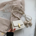 Sac bandoulière beige chic avec boucle dorée et charm de chiot pour une tenue décontractée - Petit / Beige