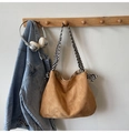 Braune Shopper-Tasche aus Wildleder mit gestreiftem Gurt und Schleifen-Detail an der Wand - Khaki / Einheitsgröße