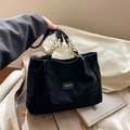 Große schwarze Wildleder-Einkaufstasche mit goldener Kette und elegantem Frontlogo - Schwarz