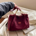 Minimalistische weinrote Samt-Tote Bag mit Goldkette für Damen im Herbst-Style - Burgunderrot