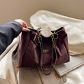 Große burgunderrote Shopper-Tasche aus Wildlederimitat mit eleganter goldener Kette - Braun