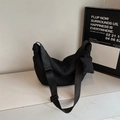 Bolso plisado negro moderno con correa ancha ajustable y mini monedero redondo a juego - Negro