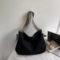 Sac cabas en daim noir avec une bandoulière tissée décorative à rayures noir et blanc - Noir