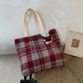 Vintage karierte Tweed-Tragetasche in Rot und Blau mit weißem Plüschbären-Anhänger - Rot Kariert Mit Anhänger