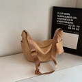 Bolso bandolera de media luna caqui plisado con mini monedero a juego en la correa - Caqui