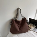 Sac cabas en daim marron foncé avec bandoulière tissée à rayures noires et blanches - café