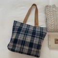 Große Retro-Schultertasche mit Karomuster in Dunkelblau und braunen Trageriemen - Blaues Karo ohne Anhänger