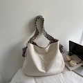 Sac hobo beige minimaliste avec bandoulière tissée noir et blanc et glands - Blanc Cassé