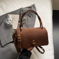 Dunkelbraune Vintage-Handtasche mit Wildlederklappe und goldener Metallschnalle für Damen - Braun