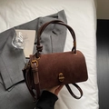 Schicke dunkelbraune Wildleder-Handtasche mit gewebtem Griff und goldenem Drehverschluss - Kaffeebraun