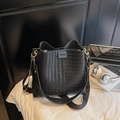 Détail du sac seau noir tissé avec ferrures dorées et bandoulière en toile - Carreaux Noirs