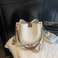 Détail d'un grand sac cabas tissé avec cuir marron et une large bandoulière élégante - Damier Beige