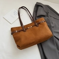 Braune Wildleder-Einkaufstasche mit Lederriemen und Goldverschluss im minimalistischen Design - Braun