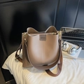Vista dettagliata della borsa tote capiente con tracolla marrone e fibbia dorata - Cachi