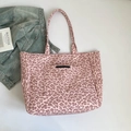 Tragetasche aus Segeltuch mit rosa Leopardenmuster und Außentasche für den Alltag - Horizontal